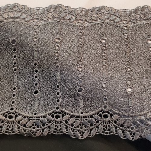 Broderie anglaise grise motifs ajourés & festons 16 cm