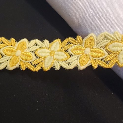 Ruban fantaisie brodé  fleurs jaunes & or  20 mm