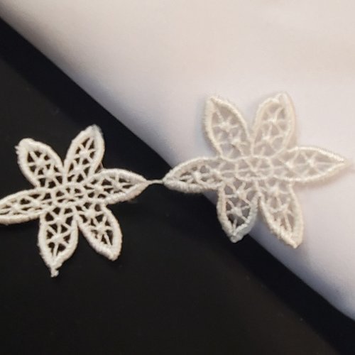 Ruban brodé coton  fleurs blanches épanouies  40 mm