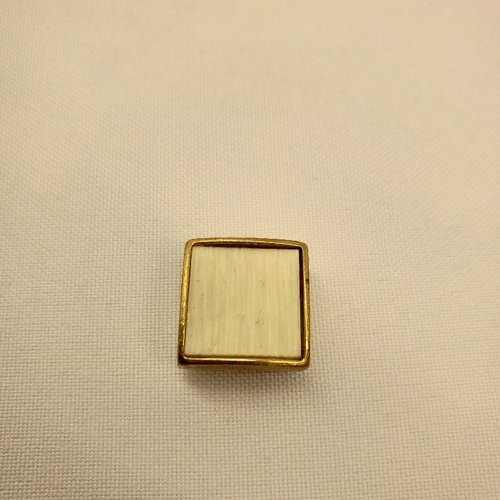 Bouton carré en acrylique crème & cerclage doré 18 mm