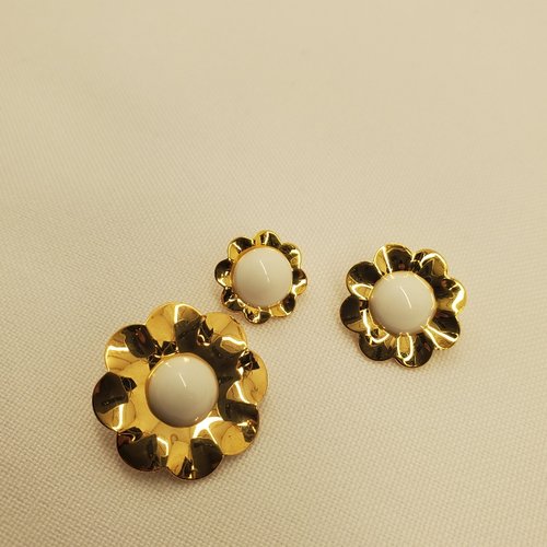 Bouton bijou fleur dorée & cœur blanc nacré – 14 mm / 17 mm / 22 mm