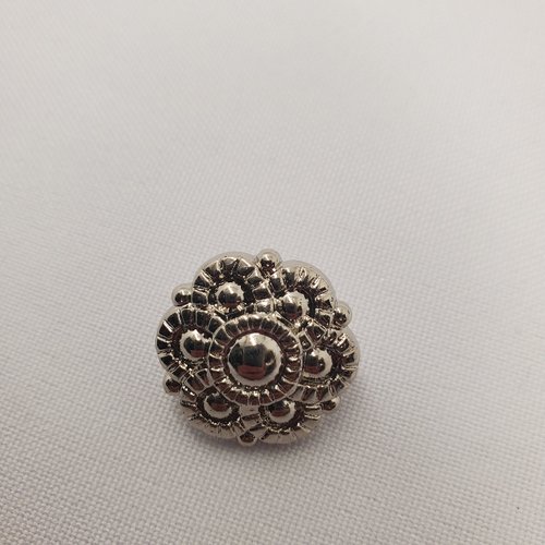 Bouton rond acrylique argenté fleur cisèle 21 mm