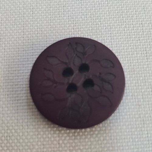 Bouton acrylique violet foncé  motif feuillage  18 mm