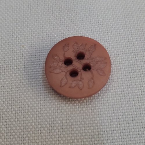 Bouton acrylique rose terracotta motif feuillage ciselé 15 mm