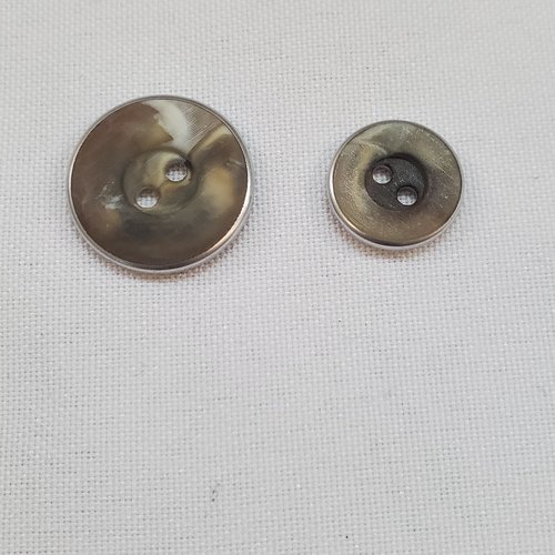 Bouton acrylique effet corne & bordure argent 15 / 20 mm
