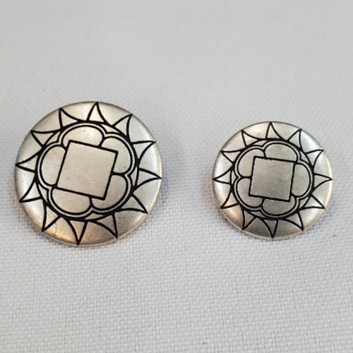 Bouton métal argenté motif rosace géométrique – 15 / 18 / 22 mm
