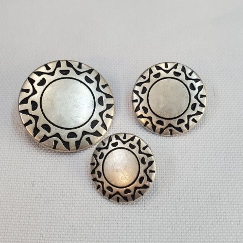 Bouton métal argenté soleil central & bordure crantée – 15 / 18 / 23 mm