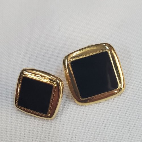 Bouton carré acrylique noir & or émaillé – 18 / 22 mm