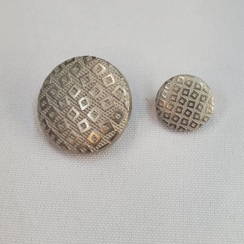 Bouton métal léger argenté ciselé – 15 ou 26 mm