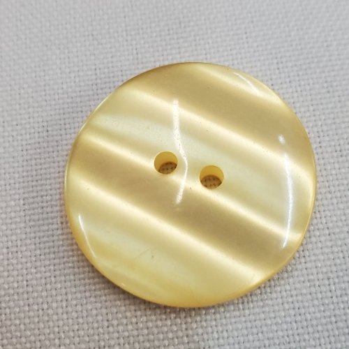 Bouton acrylique à 2 trous jaune 26 mm