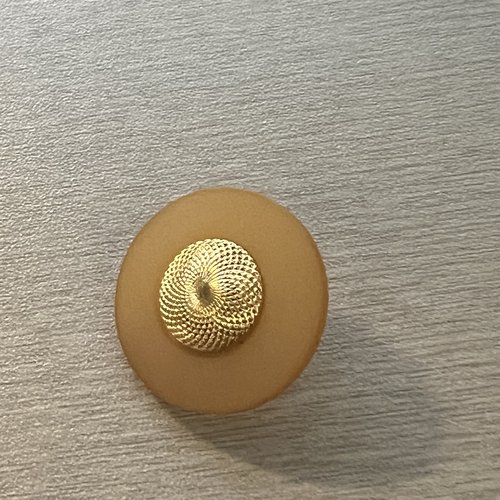 Bouton composé acrylique beige et or 23 mm