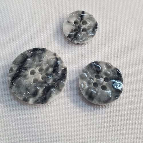 Bouton acrylique à 4 trous gris marbré 15 mm / 18 mm / 23 mm