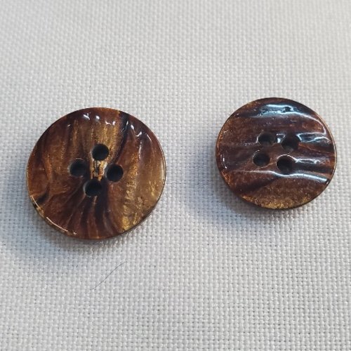 Bouton acrylique à 4 trous marron effet corne 15 mm / 18 mm