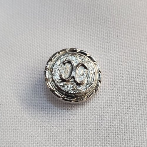 Bouton métal léger écusson gourmette - argent brillant - 17 mm