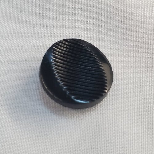Bouton acrylique noir motif rayures & stries - 27 mm