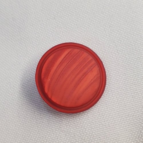 Bouton acrylique effet bois strié - rouge - 23 mm