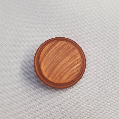 Bouton acrylique effet bois strié - miel - 23 et 28 mm