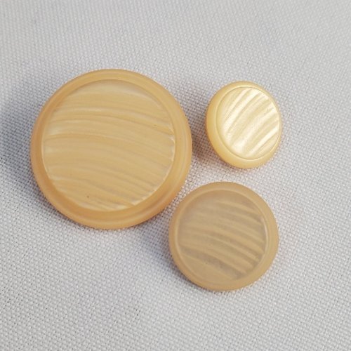 Bouton acrylique "vague" - beige sable - 3 tailles