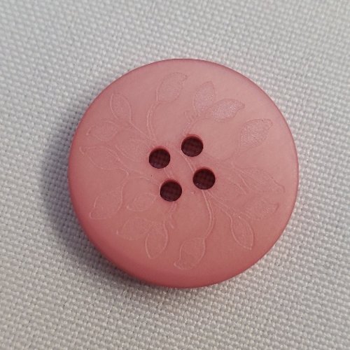 Bouton acrylique "feuillage ciselé" - rose framboise - 23 mm