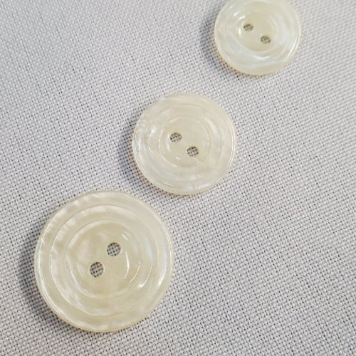 Bouton acrylique "auréole" - blanc cassé - multi-tailles