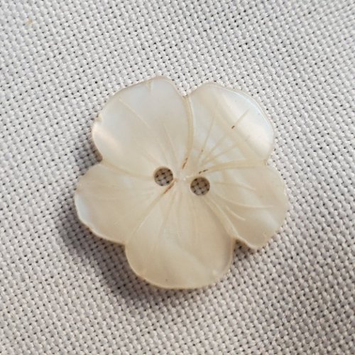 Bouton acrylique "hibiscus" - effet nacré - 20 mm