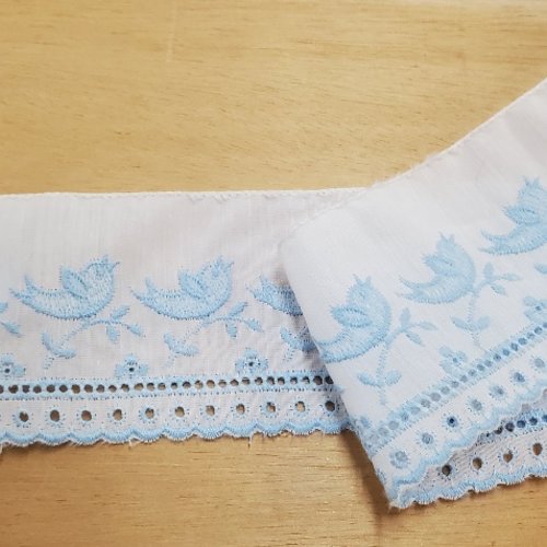 Lot 5,50 m - broderie anglaise oiseaux bleu ciel - 60 mm