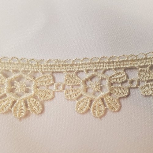 Lot 7,40 m - dentelle guipure ivoire - motifs fleurs - 35 mm
