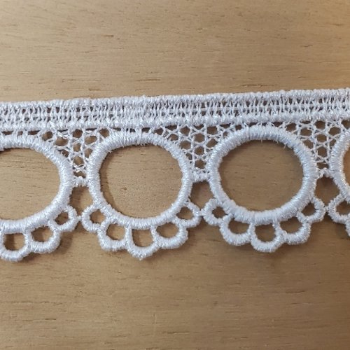 Grand lot 18,80 m - dentelle guipure blanche - anneaux ajourés - 30 mm