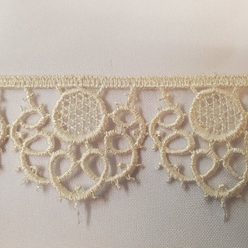 Grand lot 10,80 m - dentelle guipure écru - festons ajourés - 45 mm