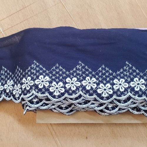 Lot 13,50 m - galon jersey de coton marine brodé blanc - 100 mm