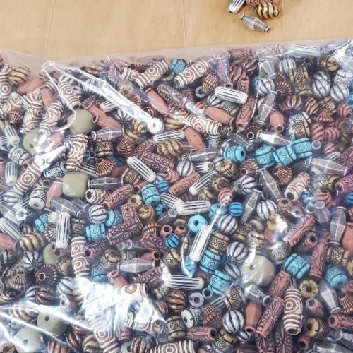 Méga lot 1,250 kg - perles acrylique - 20 designs variés (ethnique & boho)