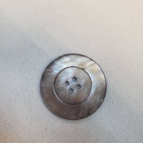 Bouton en nacre véritable – 30 mm – 4 trous