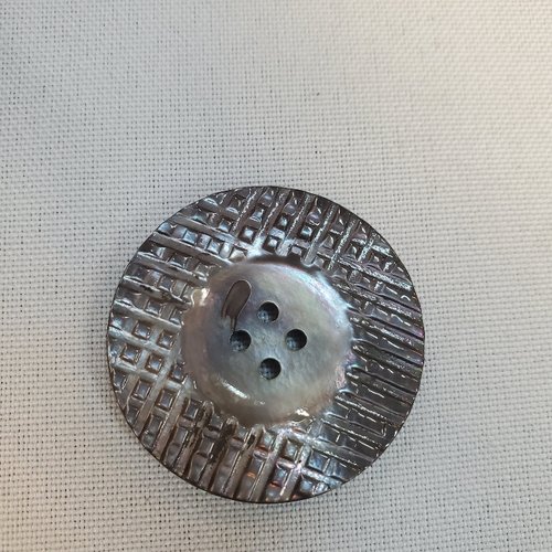 Bouton en nacre véritable quadrillé – 32 mm – gris irisé