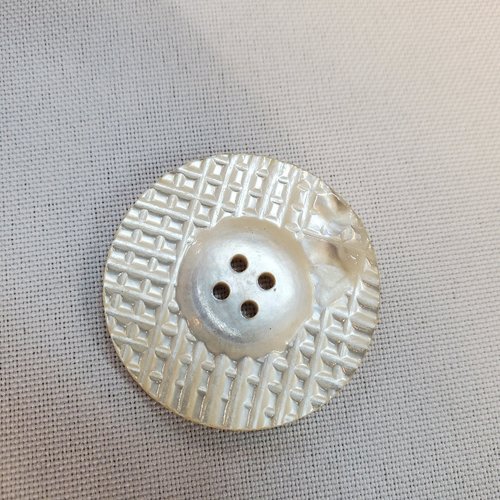Bouton en nacre véritable quadrillé – 32 mm – crème irisé