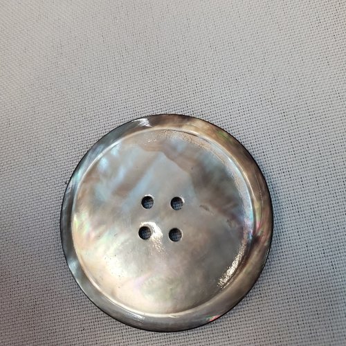 Bouton géant en nacre grise – 45 mm – 4 trous
