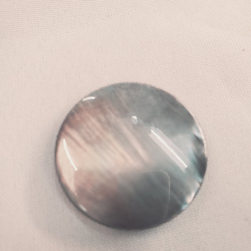 Bouton nacre grise à queue – 38 mm – éclat naturel