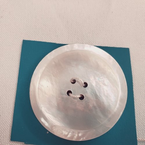 Grand bouton nacre véritable – 44 mm – 4 trous