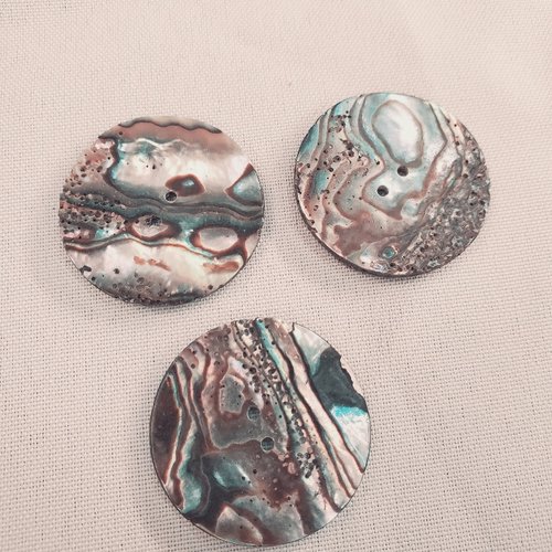 Bouton nacre véritable – 33 mm – motif sauvage & brut