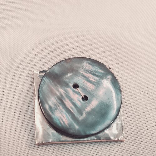 Bouton nacre véritable – 33 mm – gris anthracite irisé