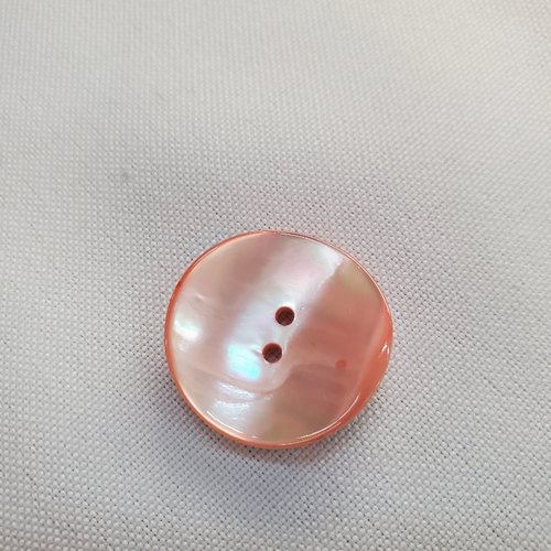 Bouton nacre incurvé – 23 mm – douceur saumon irisé