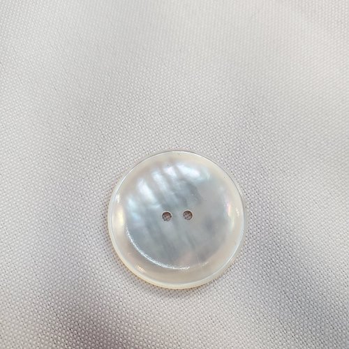 Bouton nacre bicolore – 27 mm – blanc pur & reflets naturels
