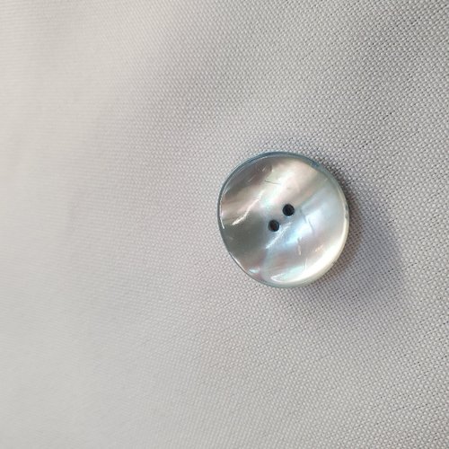 Bouton nacre incurvé – 22 mm – gris nuage irisé