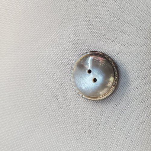Bouton nacre grise – 18 mm – bordure ciselée