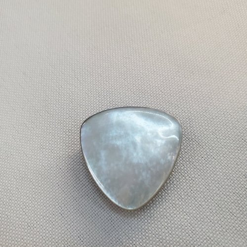 Bouton triangle nacre – 25 mm – gris perle & reflets