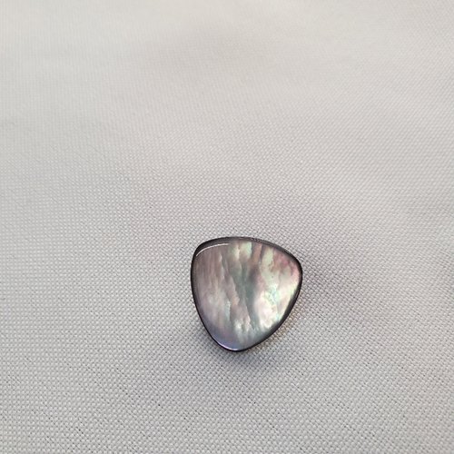 Bouton triangle nacre – 18 mm – gris graphite miroitant