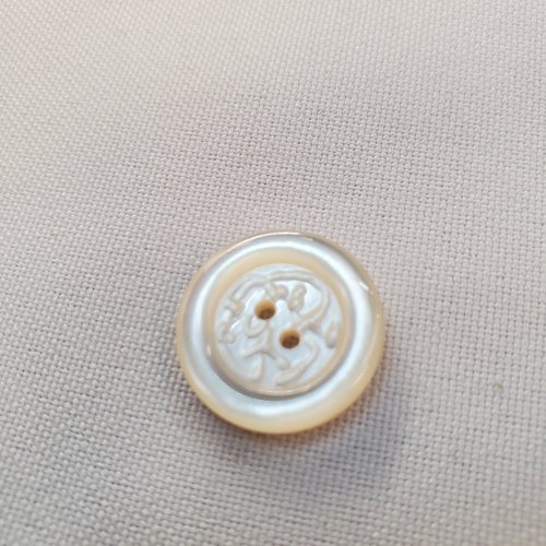Bouton nacre sculptée – 18 mm – blason floral