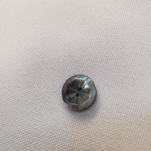 Bouton nacre sculptée – 11 mm – fleur de nacre