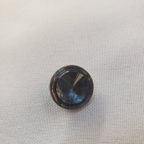 Bouton nacre sculptée – 15 mm – prisme géométrique
