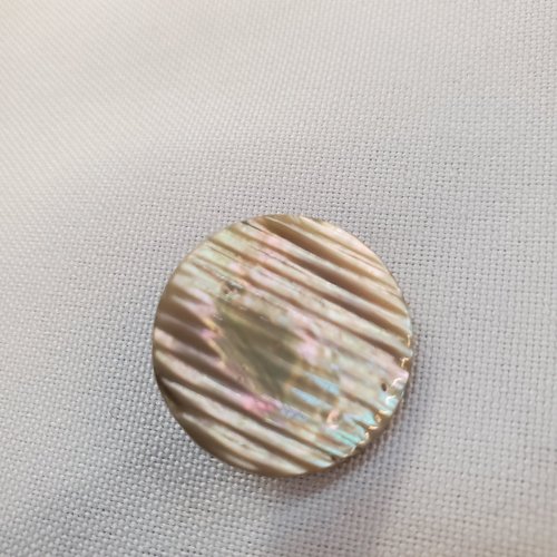 Bouton à queue nacre – 23 mm – éclat naturel strié