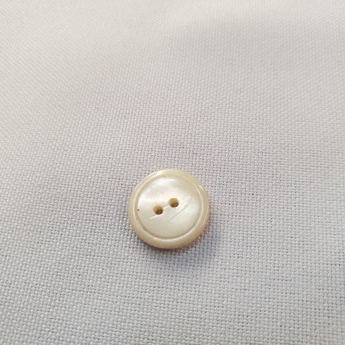 Petit bouton nacre – 13 mm – blanc cassé nacré